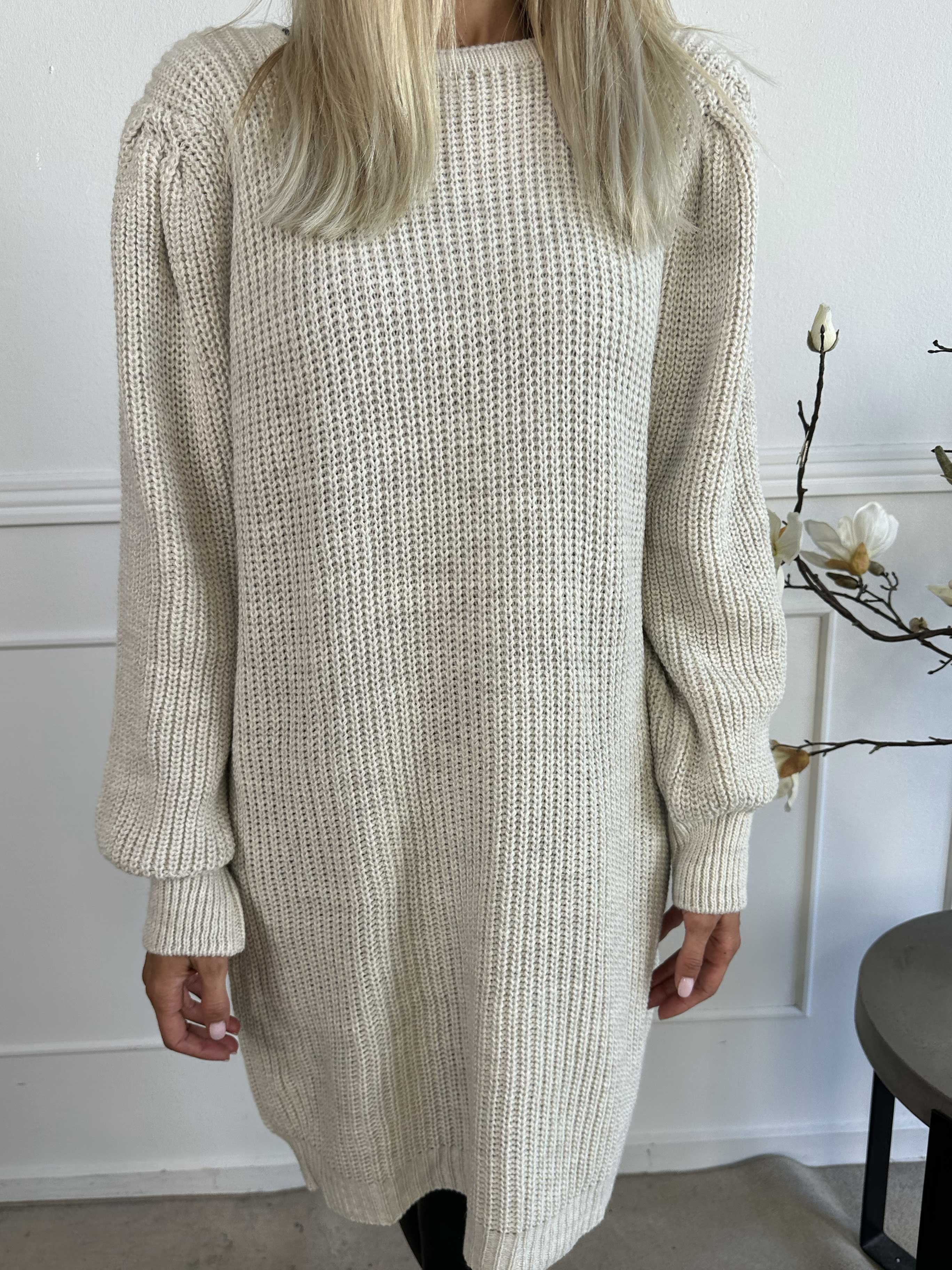 Dajana - Sød strikkjole med ballonærmer